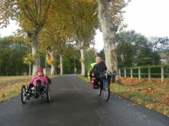 Moi et Martine sur les petites routes qui mènent au canal