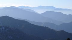entre ciel et montagne : dégradé de bleu