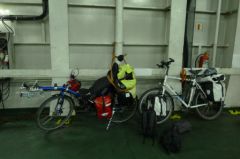 Les vélos, bien arrimés sur le ferry