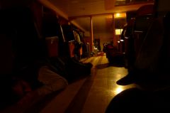 sur le ferry, on dort comme on peu