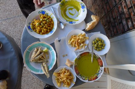 Premier repas au Maroc, ce qu'on peu dire, c'est qu'on y mange bien !