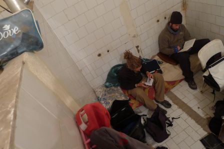 Le local de la station Total. On est en plein en train de rédiger nos journaux de bord
