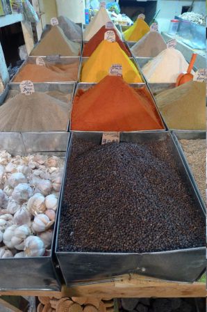 Étal d'épices dans la médina de Rabat