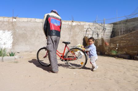 Omar et Amine testent le vélo fraîchement réparé