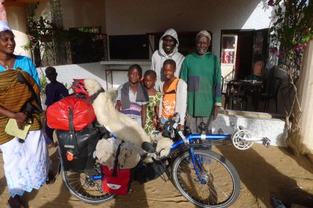 Meissa (avec la capuche) et sa famille