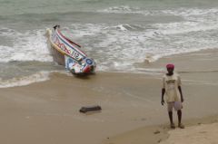 Pirogue cassée abandonnée