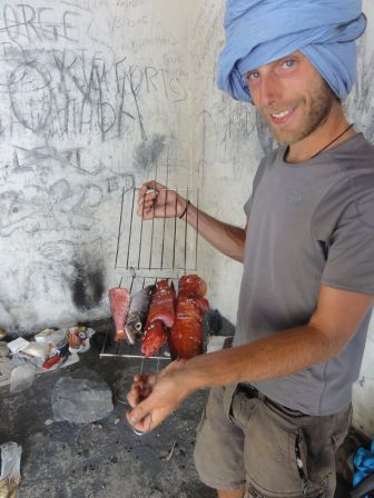 Cuisine du poisson dans un batiment abandonné