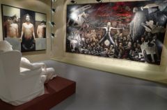 Scène qui m'a impressioné : un tableau violent et agressif, avec en face un statue d'un mec en caleçon, endormi, une main dans l'entre jambe