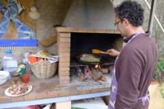 Le midi, Daniel se met au fournaux pour nous préparer une très bonne Paëlla au barbecue