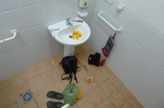 petit déjeuné dans les toilettes